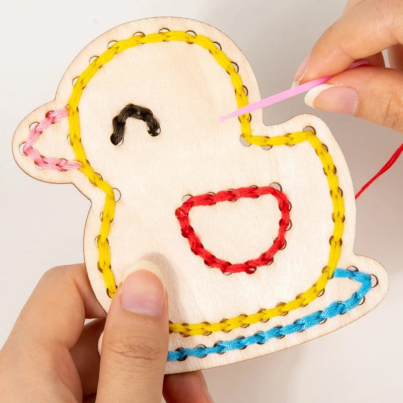 Brinquedo de Costura em Madeira Montessori – Atividade Sensorial e Motora para Crianças